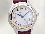 une image d'un gros plan d'une montre-bracelet avec des chiffres romains