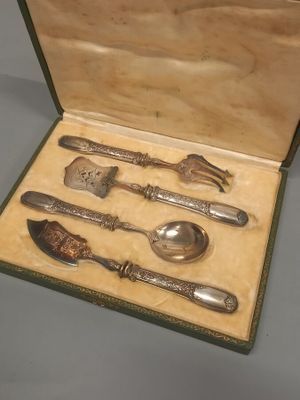 quatre cuillères et deux cuillères dans une boîte