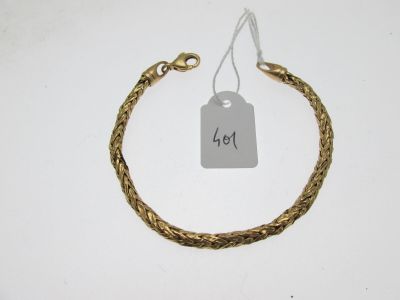 gros plan d'un bracelet en or portant une étiquette de prix