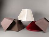 trois lampes de couleurs différentes posées les unes à côté des autres sur une surface grise