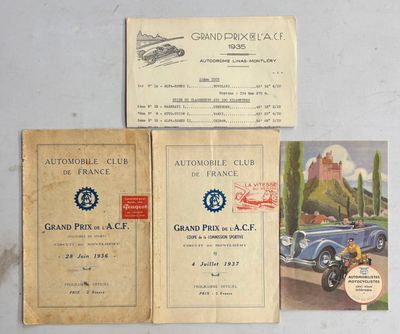 Trois anciennes brochures automobiles sont posées côte à côte sur une table.