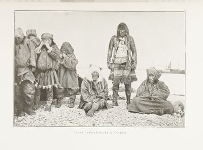 une photo en noir et blanc d'un groupe de personnes posant pour une photo