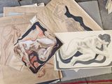 de nombreux dessins représentant un homme allongé par terre