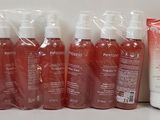 Plusieurs types de produits de soins de la peau sont alignés sur un comptoir.