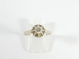 Gros plan sur une bague en argent ornée d'un diamant