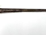 un très vieux fusil accroché au mur