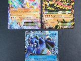 trois cartes pokemon posées les unes sur les autres sur une table