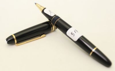 un stylo posé sur une table, avec une étiquette dessus