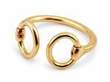 gros plan d'une bague en or sur fond blanc