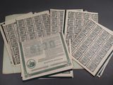 Plusieurs vieux timbres sont empilés les uns sur les autres sur une table
