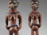 deux figurines en bois représentant un homme et une femme