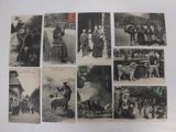 plusieurs vieilles photos en noir et blanc représentant des personnes et des animaux dans une rue