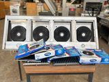 une table sur laquelle sont posés plusieurs CD