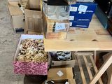 une table sur laquelle sont posés plusieurs objets