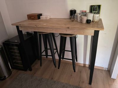 deux tabourets posés sur une table dans la pièce