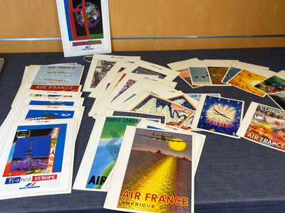 une table sur laquelle sont posées plusieurs cartes postales