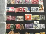 une personne tenant une photo de timbres posée sur une table