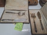 une boîte sur laquelle sont représentés un couteau, une fourchette, une cuillère et un couteau