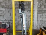 a picture of a machine that is sitting in a garage