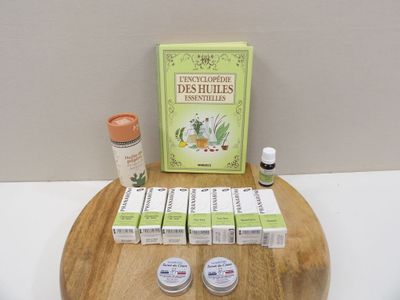 une table en bois sur laquelle sont posées plusieurs bouteilles de produits de première nécessité