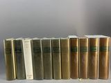 plusieurs livres sont alignés sur une table