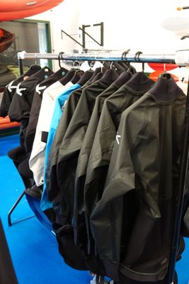 de nombreuses vestes suspendues à un portant dans une pièce