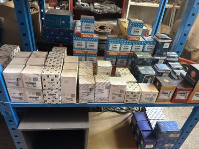de nombreuses boîtes sur l'étagère dans la pièce
