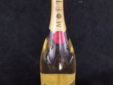 un gros plan d'une bouteille de champagne sur fond noir