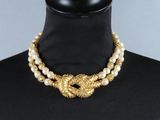 gros plan d'un collier sur un mannequin mannequin mannequin mannequin mannequin mannequin mannequin mannequin mannequin