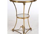 une table en métal doré avec un plateau en verre, sur fond blanc