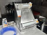 une machine posée sur le comptoir d'une cuisine