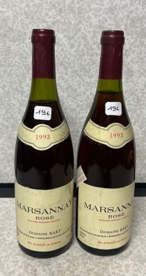 deux bouteilles de vin posées l'une à côté de l'autre sur un comptoir
