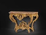 une console sculptée avec un plateau en marbre
