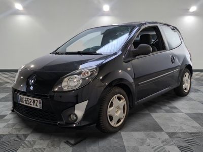 la photo d'une petite voiture noire sur un sol en damier
