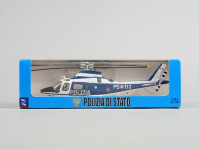 maquette d'un hélicoptère de police dans une boîte, posée sur une surface blanche
