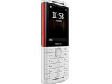 Le téléphone à clapet Nokia est blanc et rouge, avec un bouton noir.