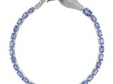 un gros plan d'un bracelet orné de saphirs bleus et de diamants