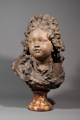 un gros plan sur la statue d'un enfant posée sur un socle