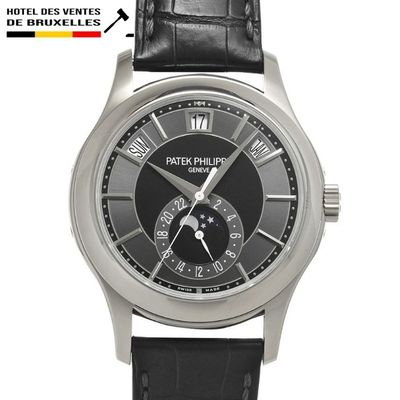 une montre avec un cadran noir et un bracelet en cuir noir
