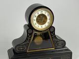 une horloge noire et or posée sur une table