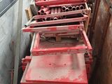 beaucoup de boîtes rouges empilées les unes sur les autres