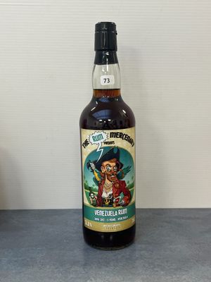 une bouteille d'alcool posée sur un comptoir à côté d'une bouteille de spiritueux