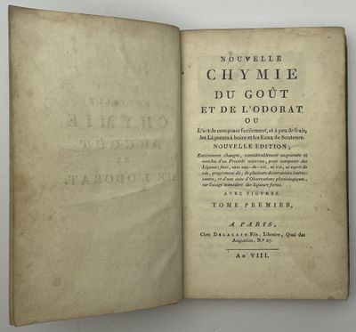 un livre ouvert, dont le titre est visible, posé sur une table