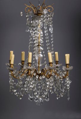 LUSTRE en laiton à dix bras de lumières ornés de chutes, gou…