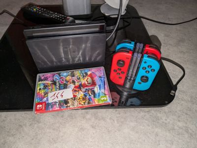 deux manettes Nintendo Wii et une console de jeux vidéo posées sur une table