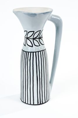 un vase noir et blanc orné d'un motif à rayures noires et blanches
