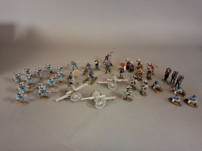 un grand nombre de figurines posées sur une table