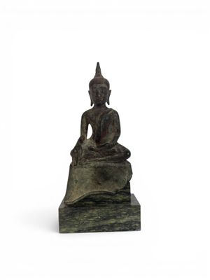 statue d'un Bouddha assis sur un rocher, sur fond blanc