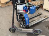 un scooter garé sur un parking