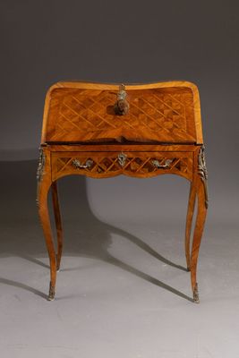 Bureau de pente en bois de placage marqueté à décor de croisillons, il - Photo 1